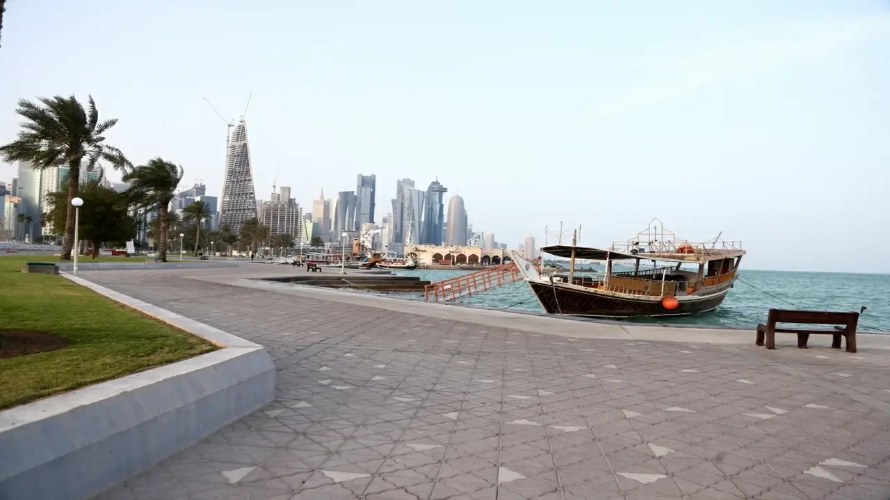 طقس الليلة: ساكن على الساحل مع تحذيرات من رياح وأمواج قوية